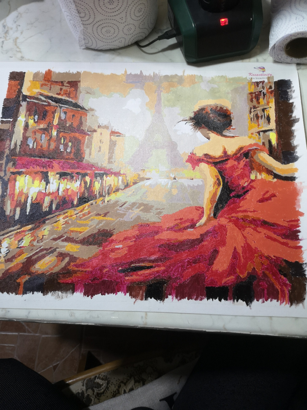   Piros ruhás nő Párizsban festés számok alapján kreatív készlet keret nélkül
